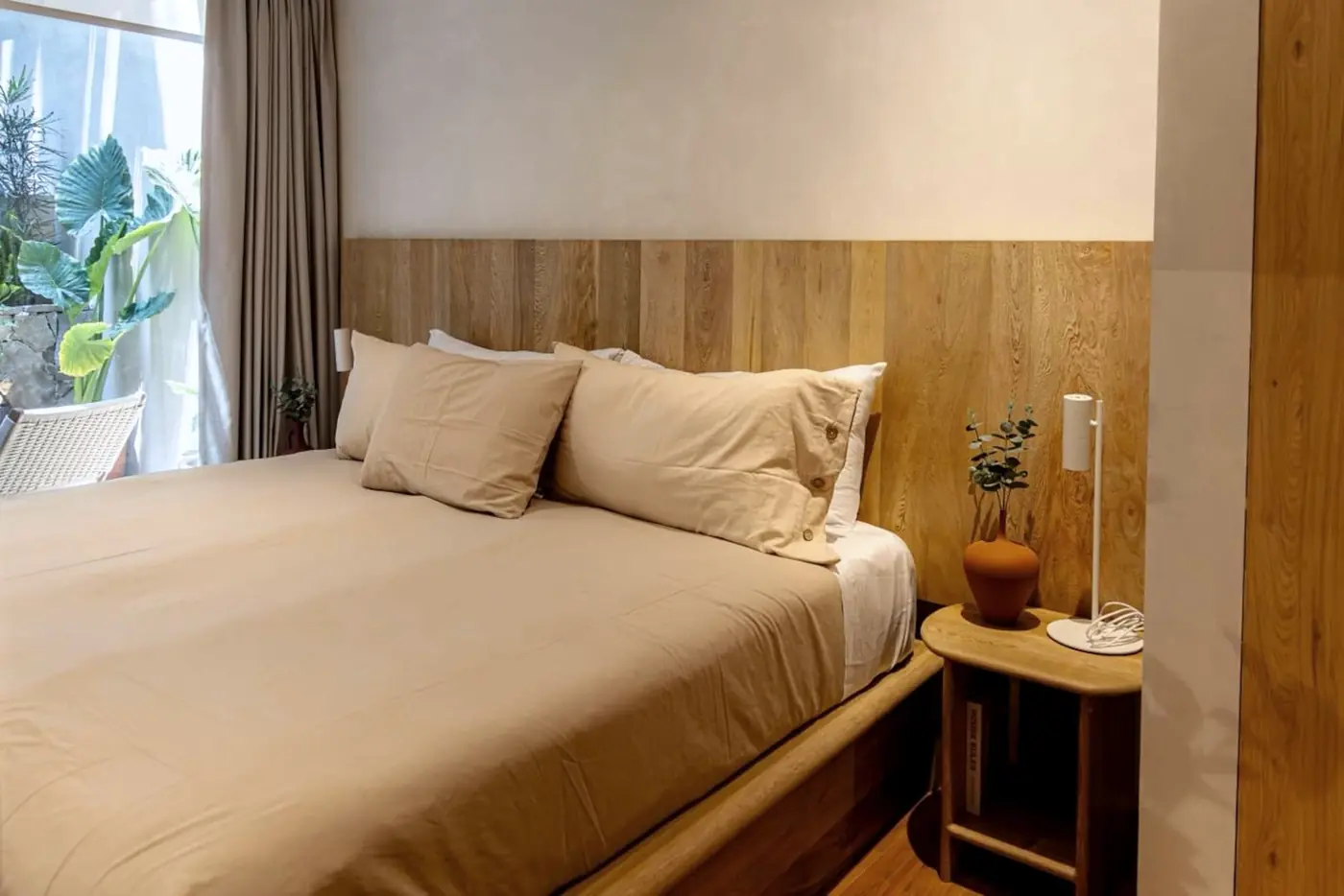 AKBAL, The bedroom at dusk